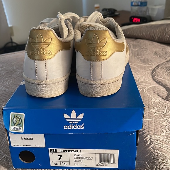 Men’s adidas superstar J white/gold tennis shoe size 7 - Picture 6 of 8